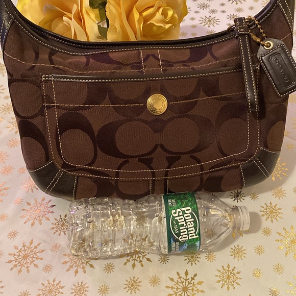 Beautiful Coach shoulder Bag 
EXCELLENT CONDITION 
🤎🤎
Perfect size for everyday - Picture 4 of 8